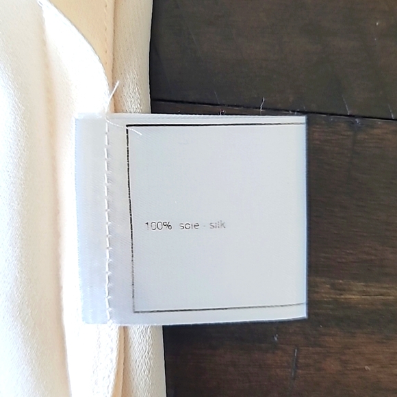 CHANEL 100% silk top CC buttons on the back size 40 - Picture 6 of 12